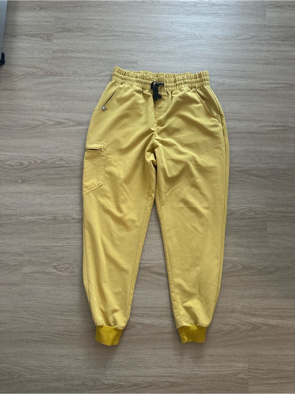 Figs Women’s Yellow Cargo Scrub Joggers with Drawstring Waist Size L